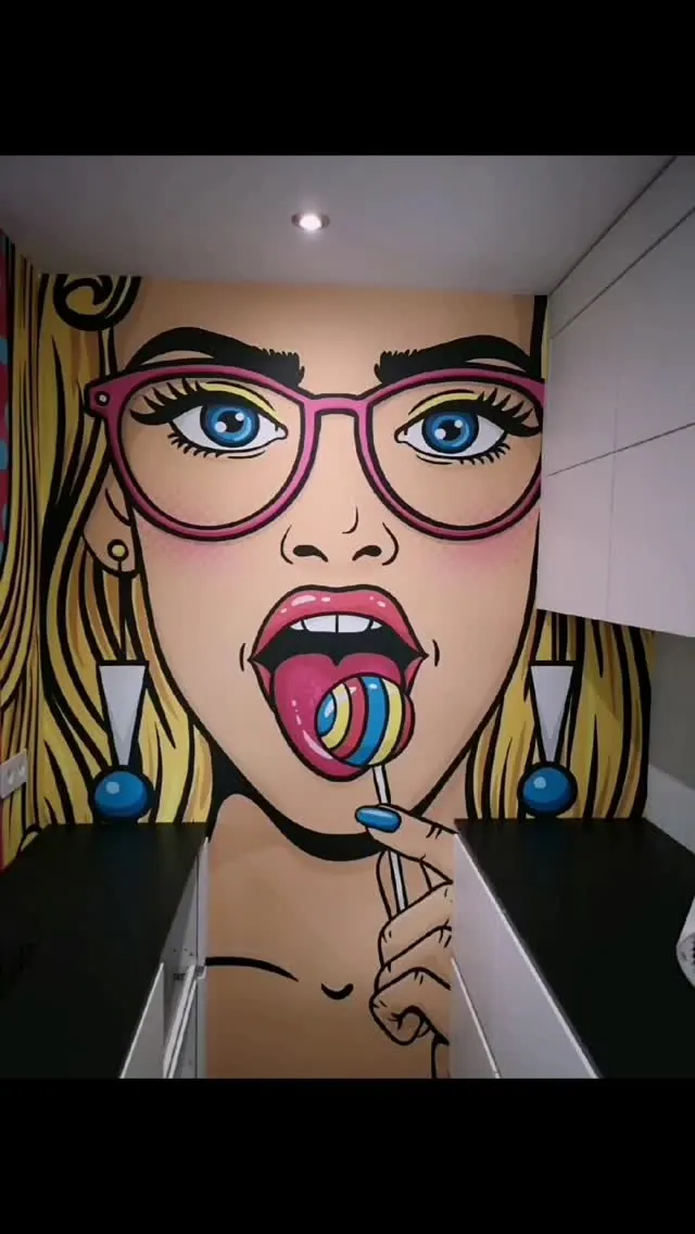 Pop-Art-Mustertapete mit einer Frau mit Brille und buntem Lollipop in einer Küche